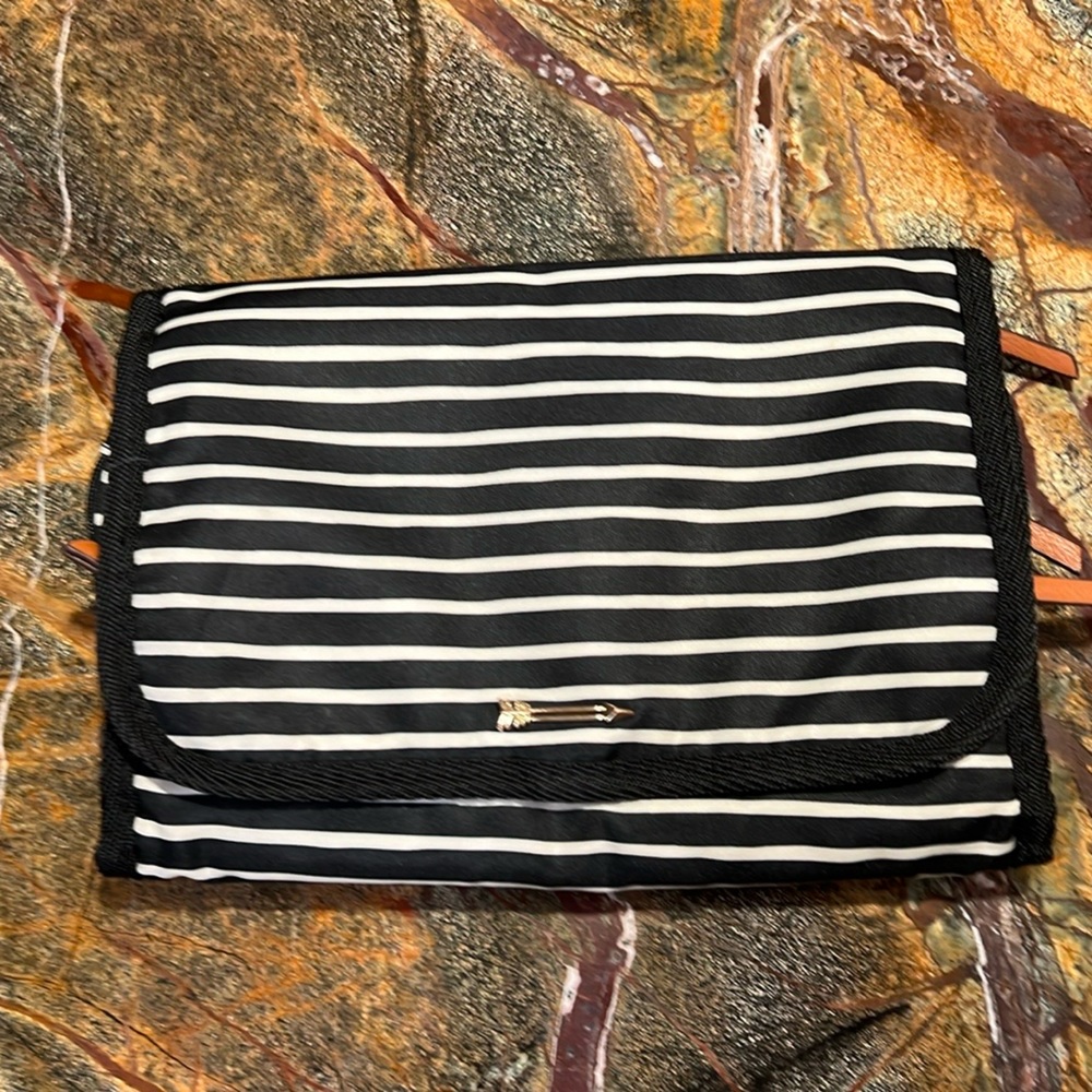 Super cute Stella and Dot bathroom travel bag